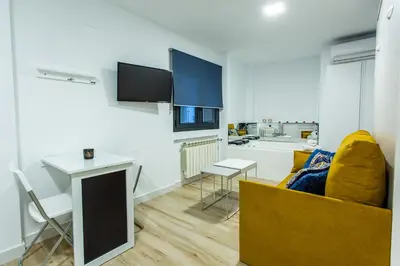 Una televisión o centro de entretenimiento en Apartamentos Hervás Suites