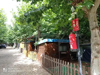El barrio de los alrededores o un barrio cerca de este camping