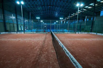 Instalaciones para jugar a tenis o squash en Hostal La Despensa de Extremadura o alrededores