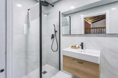 Un baño de Apartamentos Cáceres Central Suites