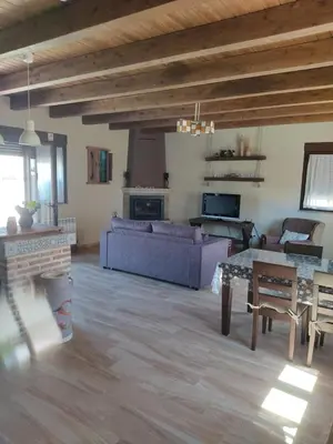 Una televisión o centro de entretenimiento en UN RINCÓN EN LA MORAÑA