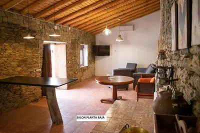 Una televisión o centro de entretenimiento en La Casa Grande de Adolfo