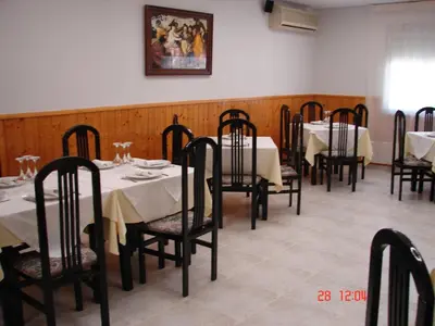 Un restaurante o sitio para comer en Hostal Alfil