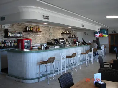 El salón o zona de bar de Hostal Alfil