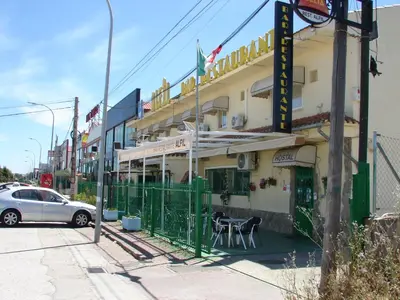 Edificio en el que se encuentra el hostal o pensión