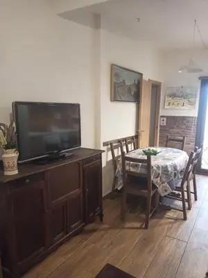 Una televisión o centro de entretenimiento en My Love