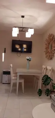 Una televisión o centro de entretenimiento en los pisitos de El Barraco 2