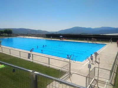 Piscina en o cerca de Los pisitos de El Barraco 1