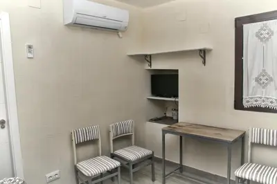 Una televisión o centro de entretenimiento en Apts la cañada birding con encanto y patio en monfrague torrejon el Rubio