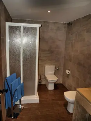 Un baño de Casa en el pantano de Orellana