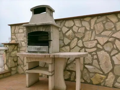 Barbacoa disponible para clientes en la casa o chalet
