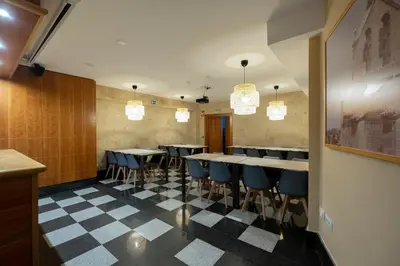 Un restaurante o sitio para comer en Luxor Torre del Clavero Apartments