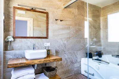 Un baño de Apartamentos rurales Posada de Monfragüe con jacuzzi