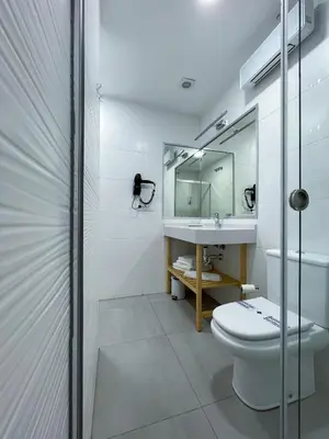 Un baño de Apartamentos Lusitania Parking Gratis bajo disponibilidad