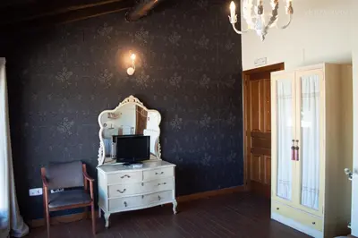 Una televisión o centro de entretenimiento en Casa Rural La Cañada
