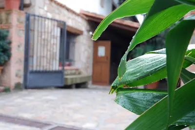 Edificio en el que se encuentra el hostal o pensión