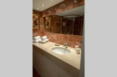 Un baño de JAGUAR garaje y wifi