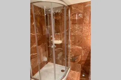 Un baño de JAGUAR garaje y wifi