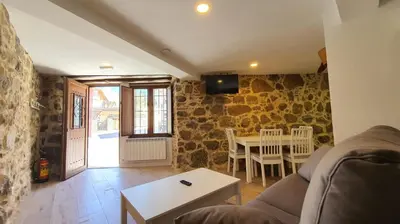 Una televisión o centro de entretenimiento en Casas del Castillo, 3