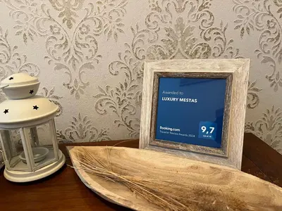 Certificado, premio, señal o documento que está expuesto en Apartamento Luxury Mestas 2