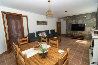 Una televisión o centro de entretenimiento en Casa Rural La Molinera Riolobos Caceres