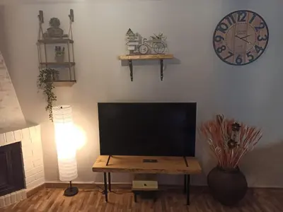 Una televisión o centro de entretenimiento en LA CASA DE LA ABUELA DESI