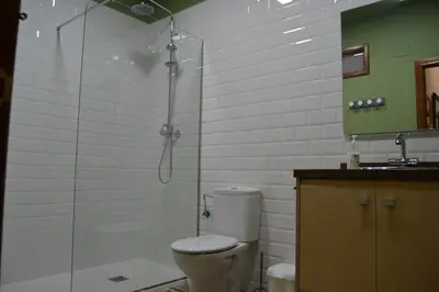 Un baño de Casa Rural Los Jarales Número Registro TR-CC-00365