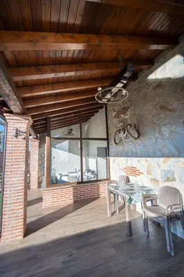 Un restaurante o sitio para comer en Apartamento Buenavista con Jacuzzi y Jardín privado en Abadia ATT-CC-0608