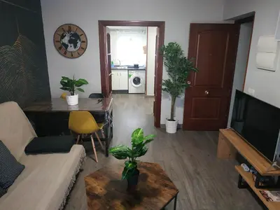 Una televisión o centro de entretenimiento en Alqazeres Confort