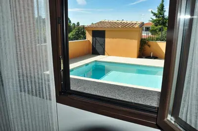 Piscina en o cerca de El Hojaranzo. Casa rural con encanto en Candeleda