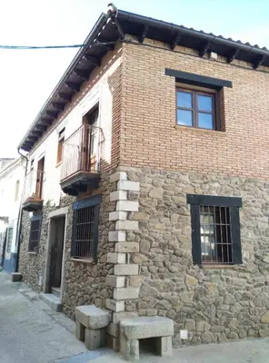Edificio en el que se encuentra el hostal o pensión