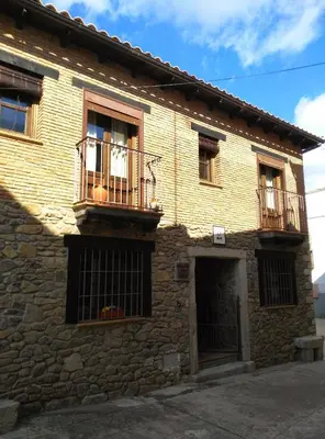 Edificio en el que se encuentra el hostal o pensión