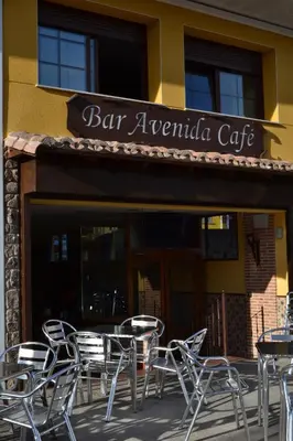 Un restaurante o sitio para comer en Hostal Avenida