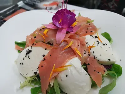 Comida en o cerca de este hotel