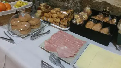 Comida en o cerca de este hotel
