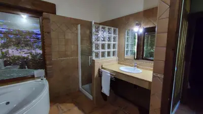 Un baño de Apartamentos Rurales La Oropendola