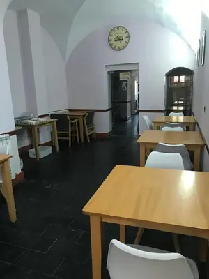 Un restaurante o sitio para comer en Albergue las Veletas