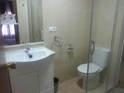 Un baño de Hostal Cerezo