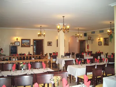 Un restaurante o sitio para comer en Hostal Cerezo