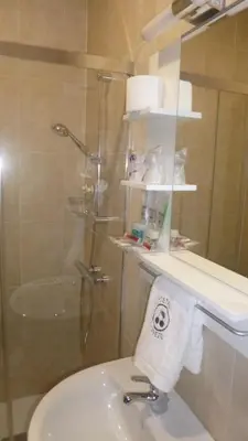 Un baño de Hostal Cerezo