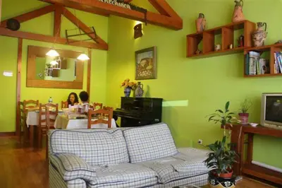 Una televisión o centro de entretenimiento en Casa Rural El Taller De Benito