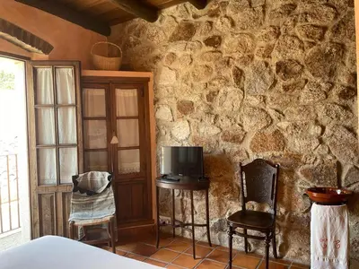 Una televisión o centro de entretenimiento en Casa Rural El Fontano CR-CC-182