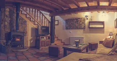Una televisión o centro de entretenimiento en El Colirrojo - Los Sitios de Aravalle