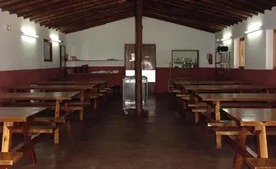 Un restaurante o sitio para comer en Albergue Turistico Valle del Ambroz