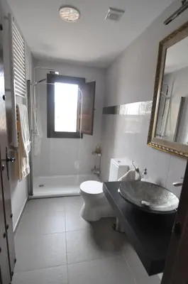 Un baño de Vía Caparra Superior
