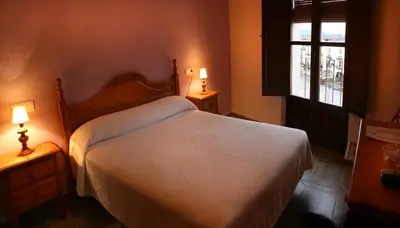 Cama o camas de una habitación en Alojamientos Trujillo Plaza Mayor