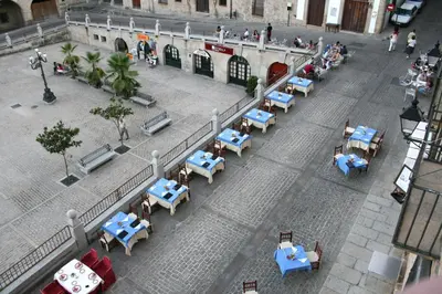 Un restaurante o sitio para comer en Alojamientos Trujillo Plaza Mayor