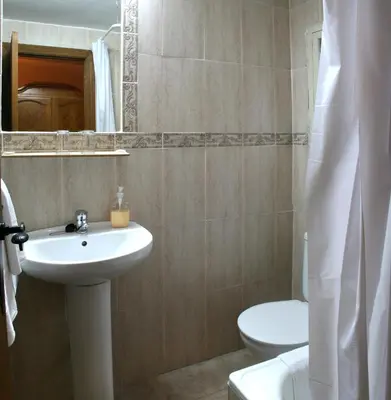 Un baño de Alojamientos Trujillo Plaza Mayor