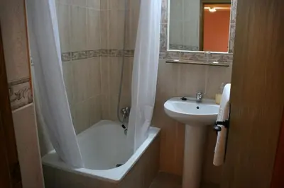 Un baño de Alojamientos Trujillo Plaza Mayor