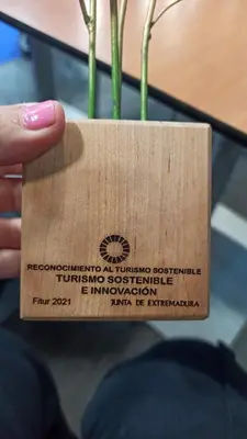 Certificado, premio, señal o documento que está expuesto en Glamping El Jardín De Las Delizias Valle Del Jerte